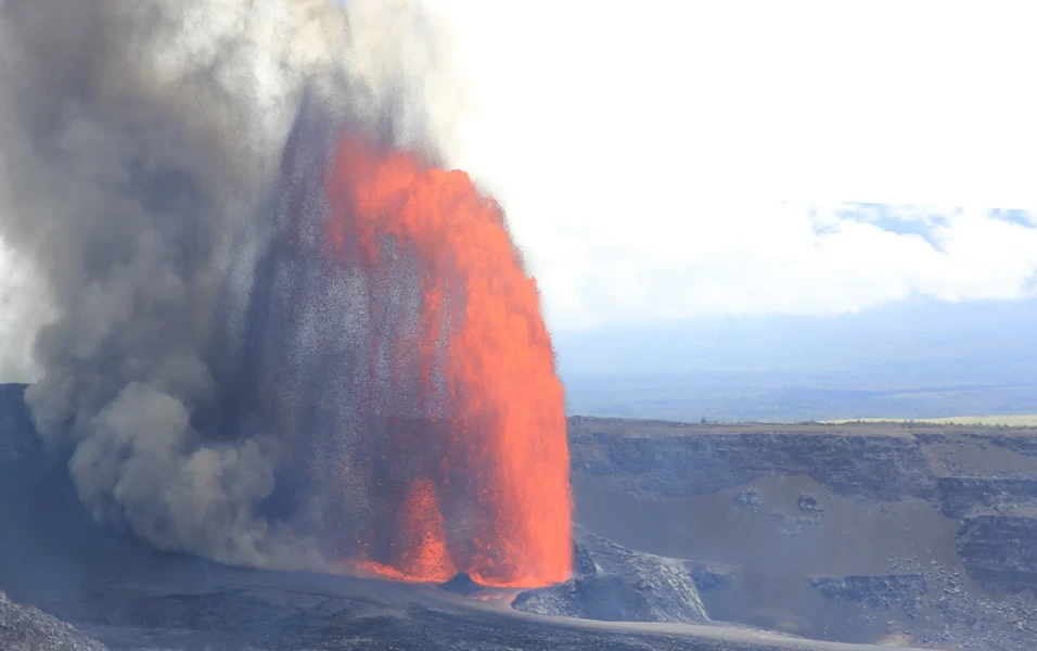 Kīlauea’s nine-hour lava fountains end, alert level lowered