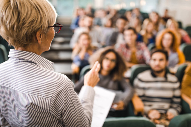 Alianza público-privada abre 100 becas de posgrado para docentes en ...