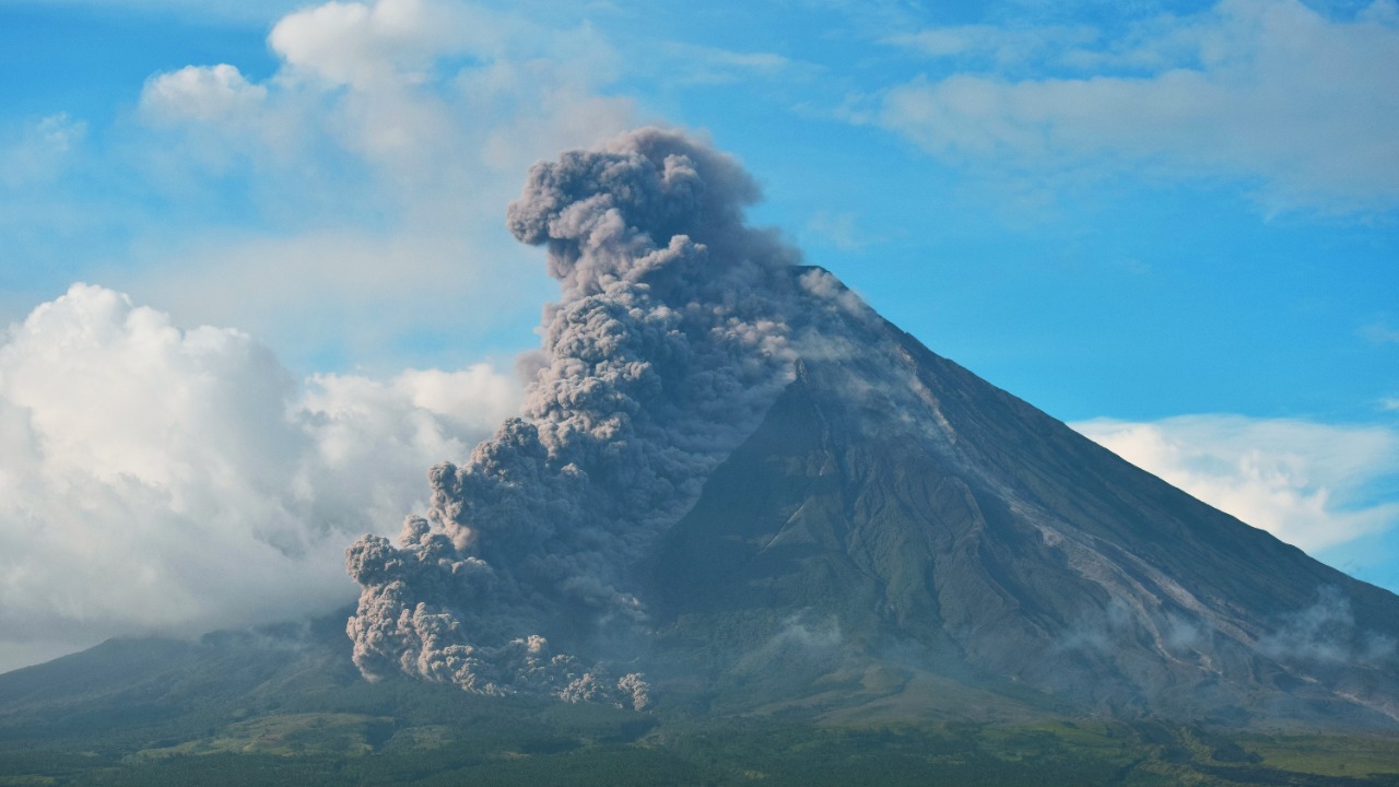 Mayon Volcano pyroclastic flows blanket 26,654 families in ash as Alert ...