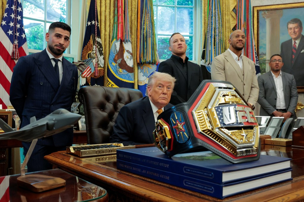 Trump hosts UFC fighters to promote upcoming White House lawn event ...