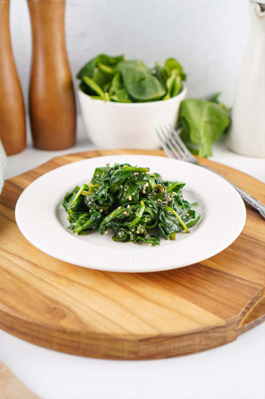 How to make sautéed spinach (simple & flavorful side dish)