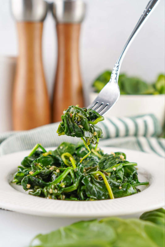 How to make sautéed spinach (simple & flavorful side dish)