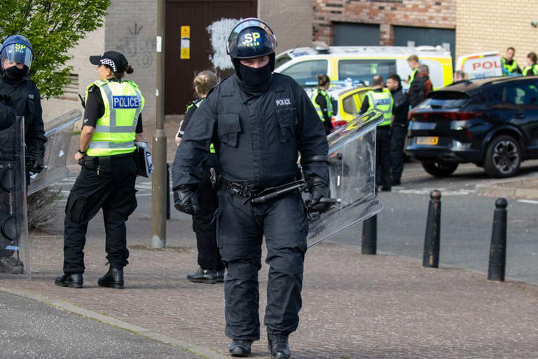 Riot cops called to Edinburgh flats as block locked down
