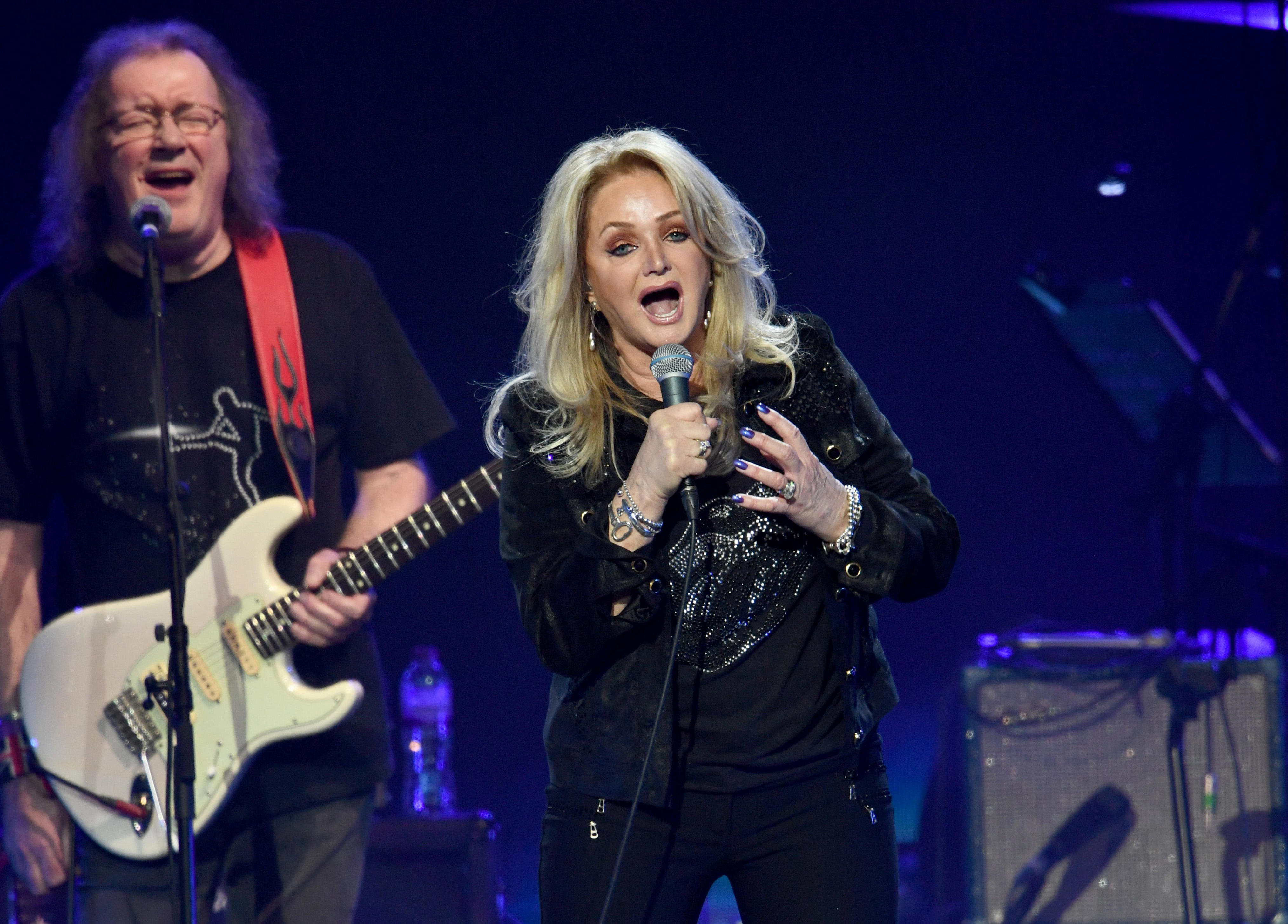 La cantante Bonnie Tyler fue hospitalizada y se recupera tras una cirugía de emergencia.
