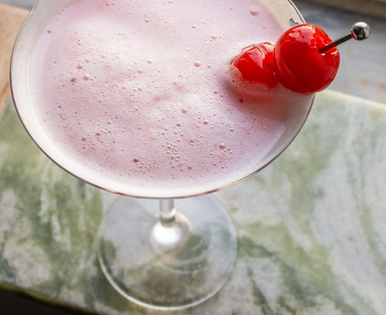 How to craft a Pink Lady cocktail