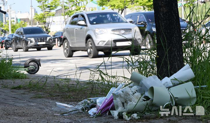通り魔による女子高生殺害事件現場に菊の花 ／光州