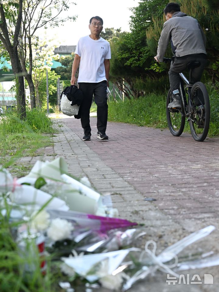 通り魔による女子高生殺害事件現場に菊の花 ／光州