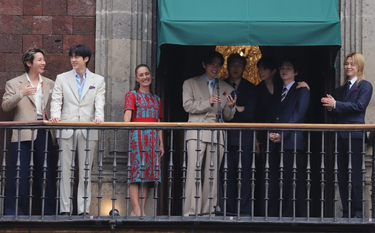 BTS convierte el Zócalo en un mar morado: 50 mil fans corean su nombre ...