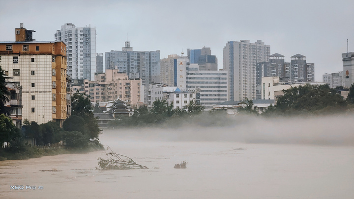 暴雨中的背影：他趟过洪流，只为把伞递给下一个路人