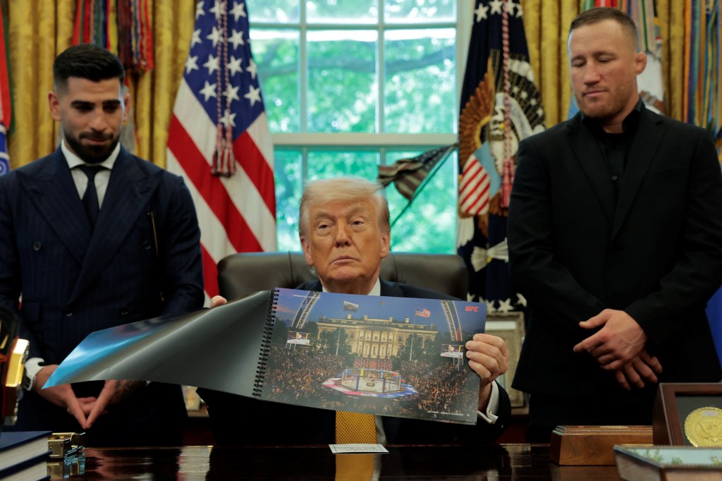 Trump hosts UFC fighters to promote upcoming White House lawn event ...