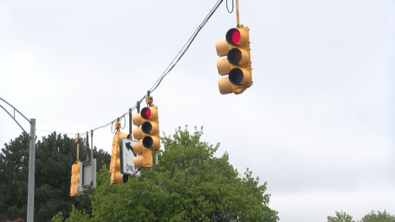 Missing right-turn sign raises safety concerns in Greece