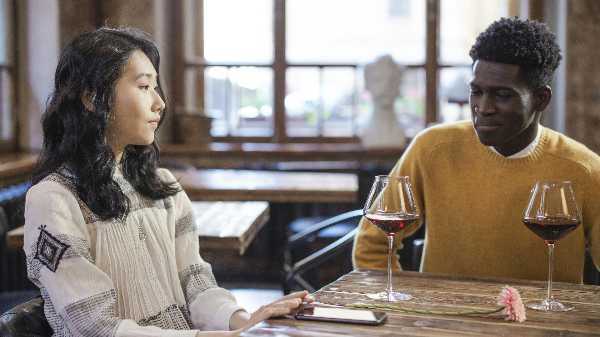 20 body signals people misread as losing interest