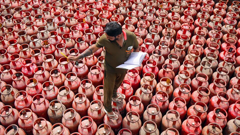 LPG cylinder price today: Check cooking gas rates in New Delhi, Kolkata ...