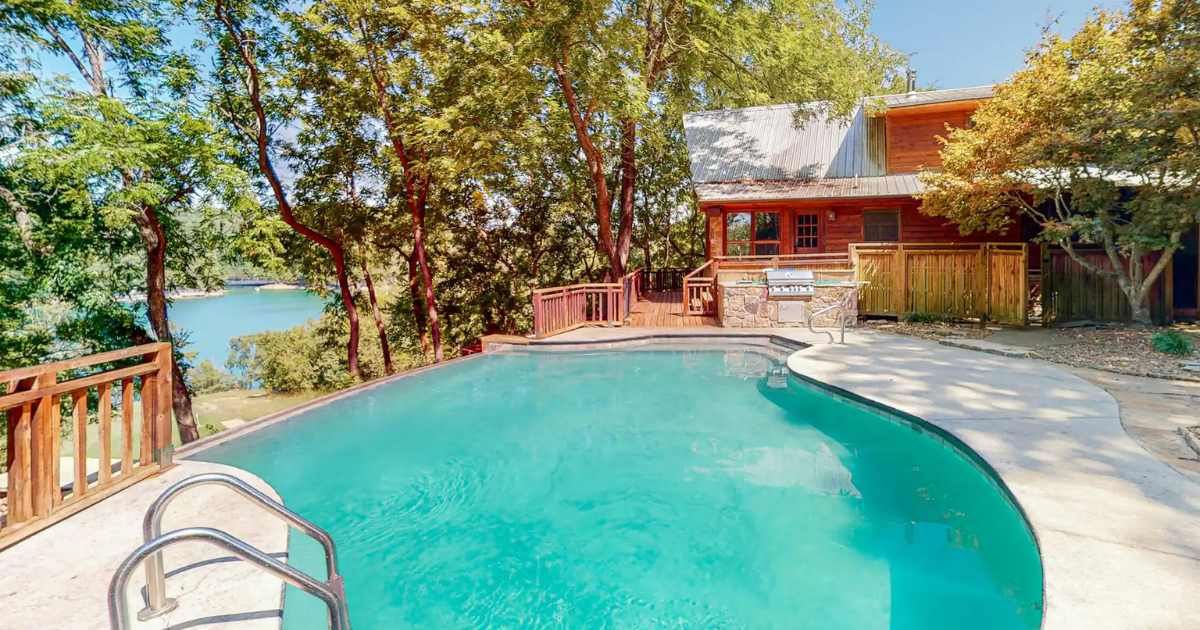3 dreamy Arkansas Airbnbs with pools and waterfront views