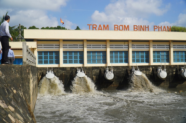 Làm 3 đường ống dẫn nước ngọt băng qua kênh Chợ Gạo cấp cho vùng Ngọt hóa Gò Công