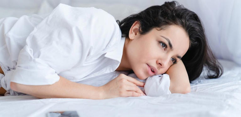 لماذا تعانين من تعب بعد الاستيقاظ مباشرة رغم نومك لساعات طويلة؟