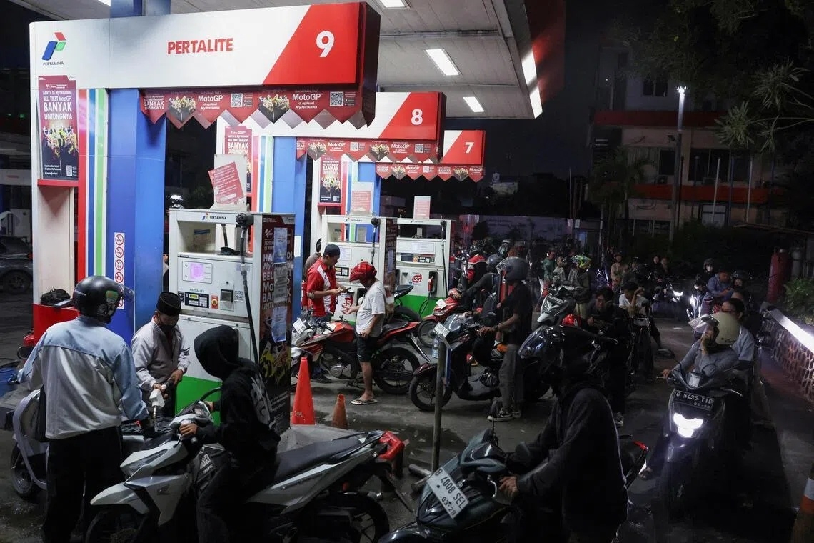 Indonesia thiếu nhiên liệu diện rộng, người dân xếp hàng nhiều giờ chờ đổ xăng