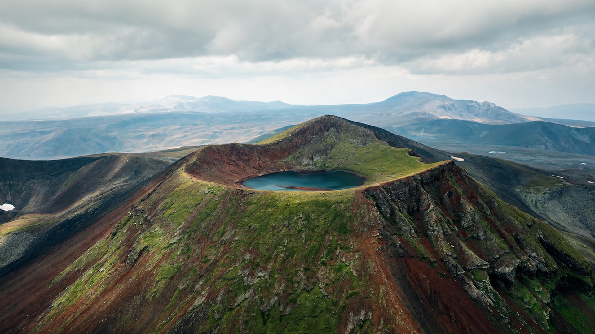 En vulkansk topp med en innsjø inni