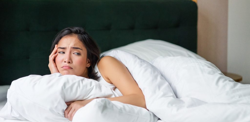 لماذا تعانين من تعب بعد الاستيقاظ مباشرة رغم نومك لساعات طويلة؟