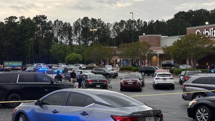 Active police scene in parking lot of DeKalb County shopping plaza near ...
