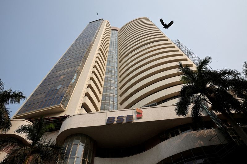 Indian shares pause as oil slide counters profit-taking