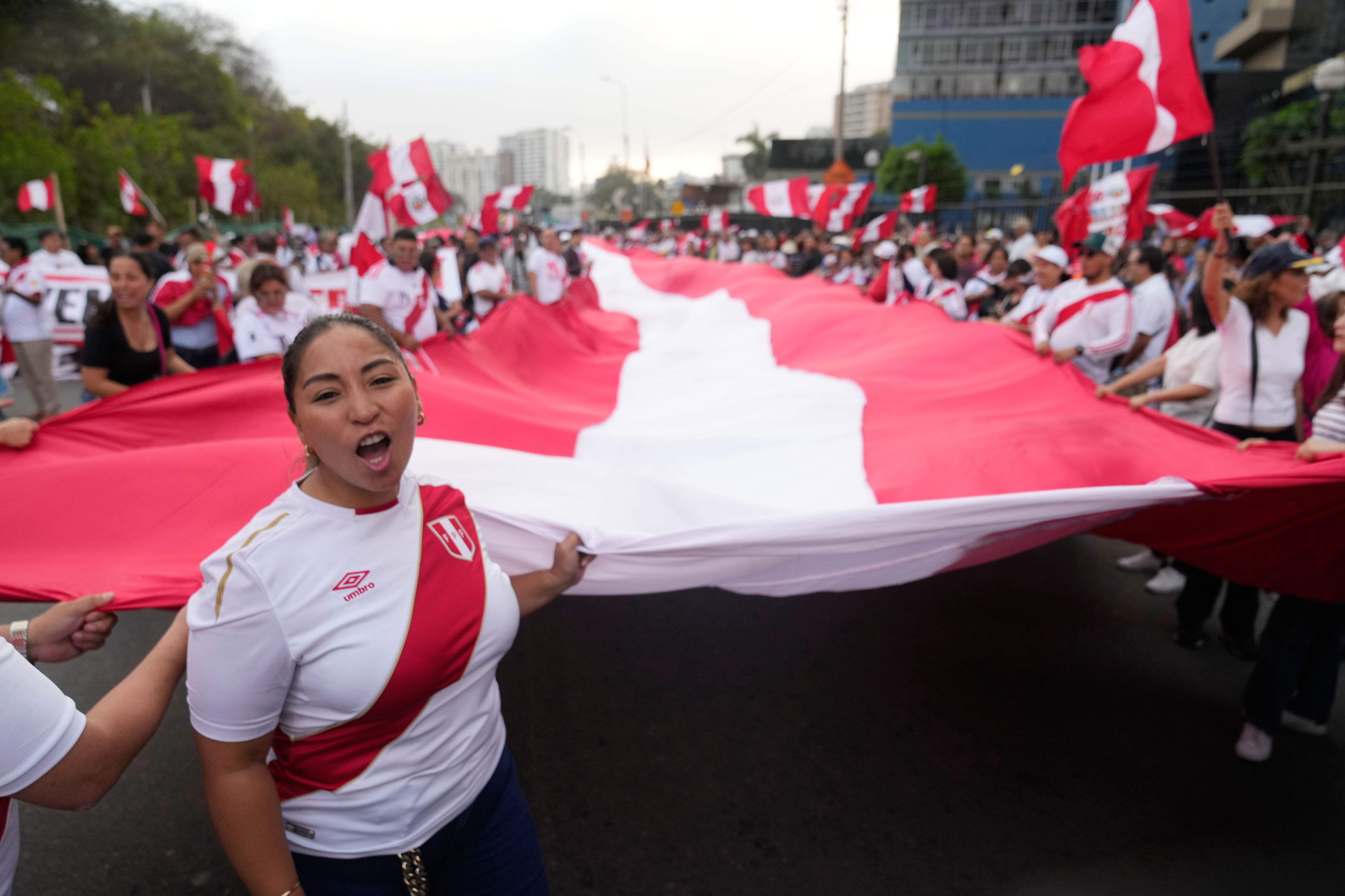 Simpatizantes del candidato presidencial Rafael López Aliaga, del partido Renovación Popular, se manifiestan mientras continúa el recuento de votos en las elecciones generales, el miércoles 6 de mayo de 2026, en Lima, Perú. (AP Foto/Martín Mejía)