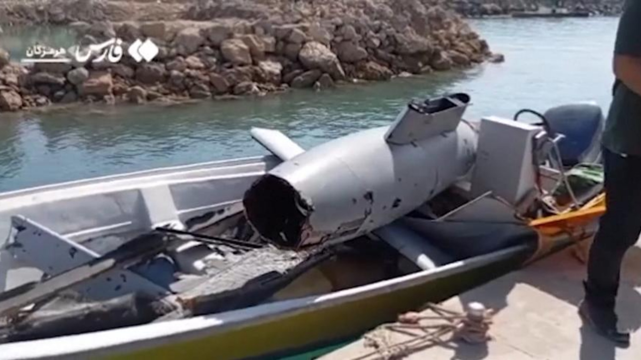stretto-di-hormuz-il-video-del-recupero-del-drone-usa-abbattuto-da