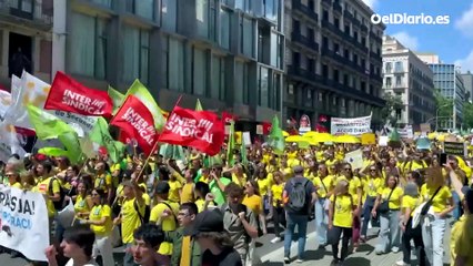 Miles de docentes se manifiestan en el centro de Barcelona durante una ...