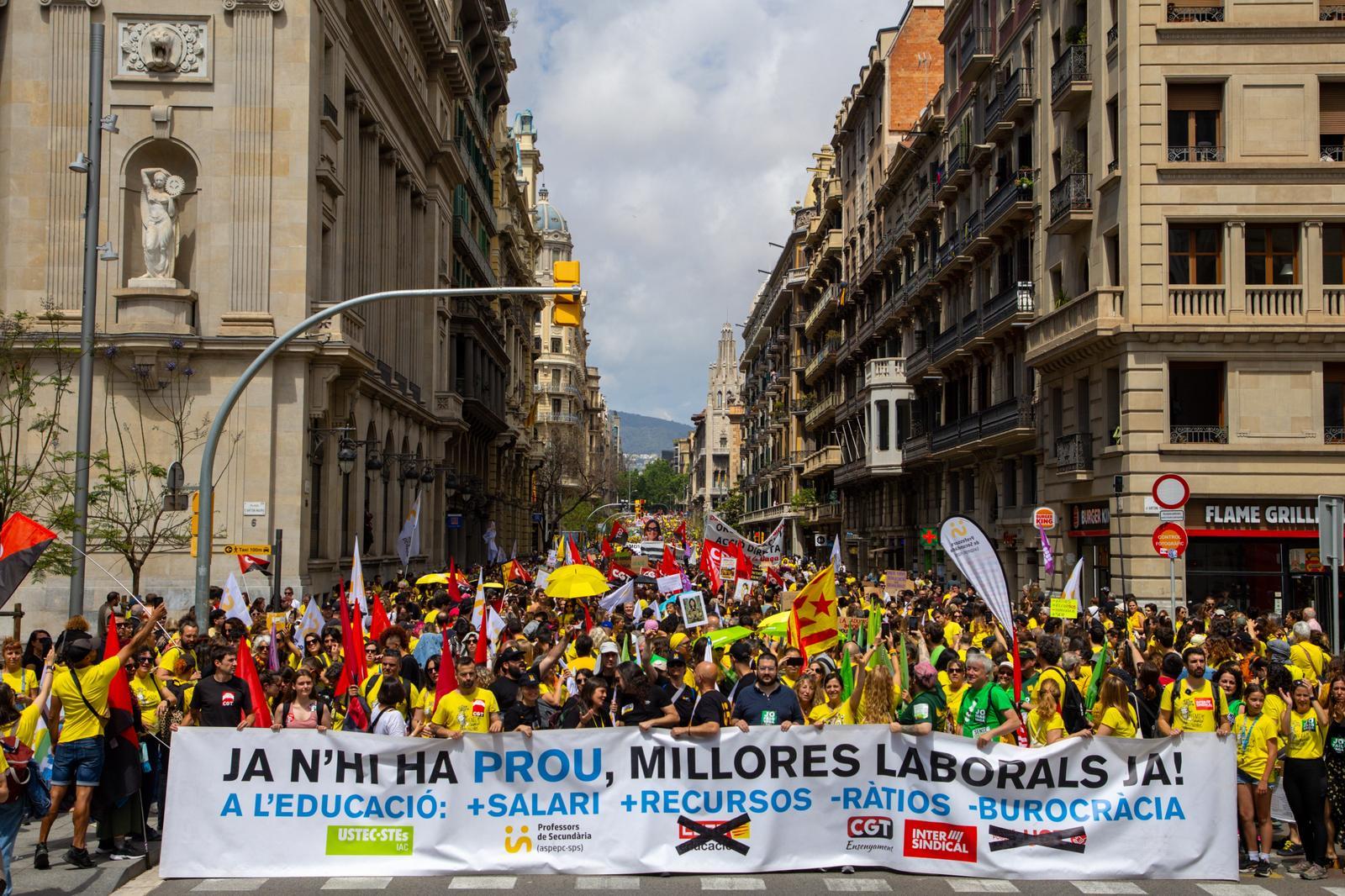 Miles de docentes catalanes en huelga mantienen el pulso con el Govern ...