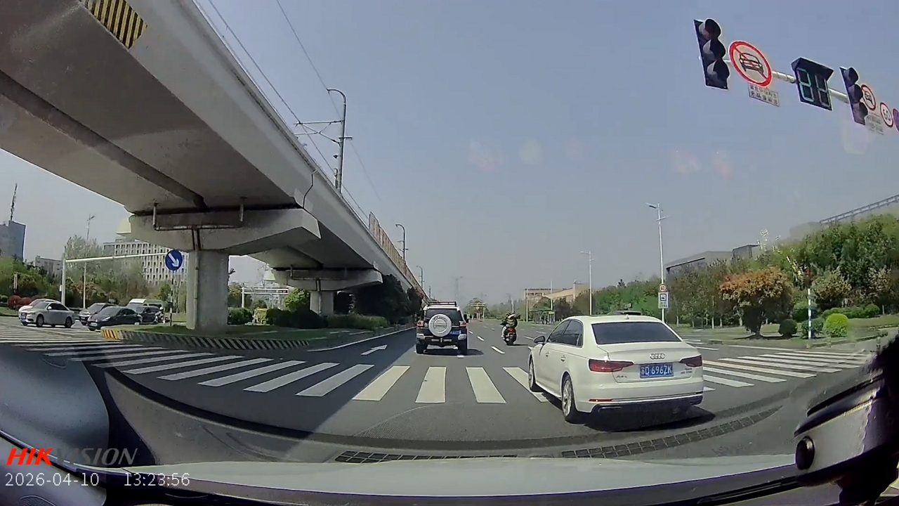 High-speed car overtake sparks motorcycle crash in Jiangsu