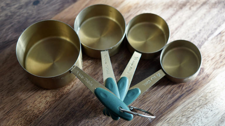 Keep your measuring cups tidy with this charming chalkboard idea
