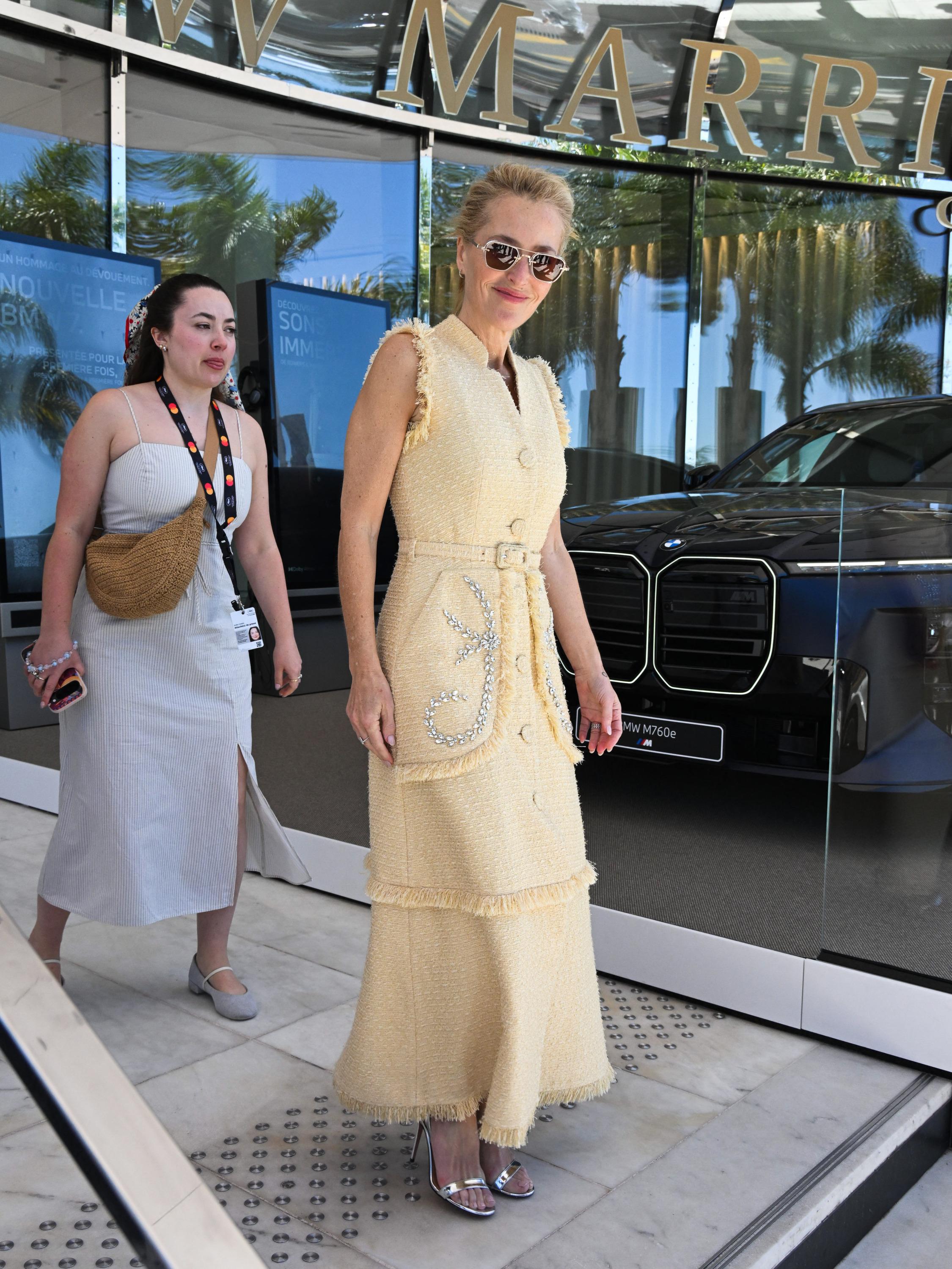 Gillian Anderson rayonne sous le soleil de Cannes dans sa robe jaune beurre