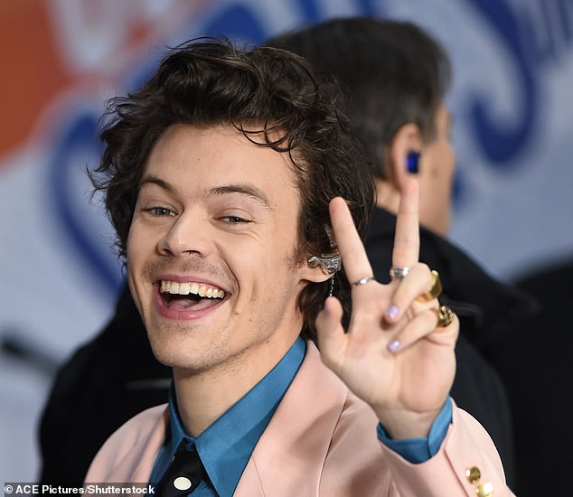 Experts warn against doing a 'peace' sign in photos - amid fears ...