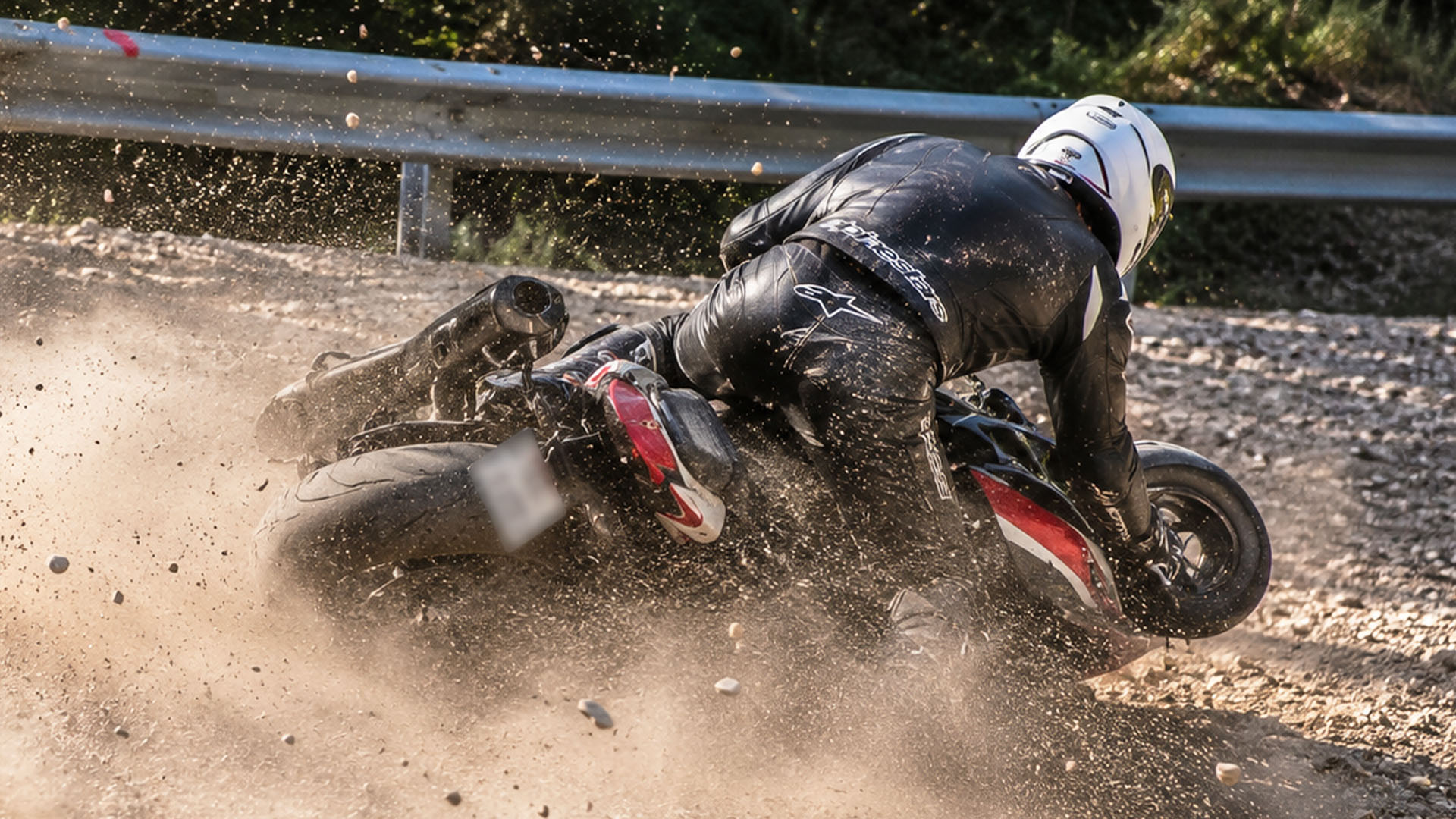 Grosse explosion de terre après une chute de moto à haute vitesse au ...