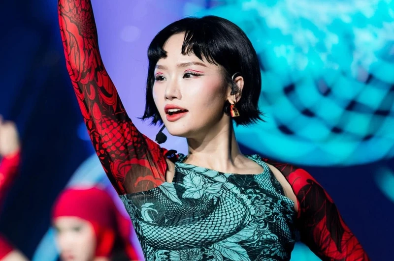 Miu Lê tham gia Em xinh say hi, lọt vào top 10 chung cuộc.