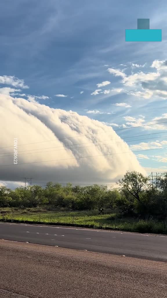 Rare roll cloud forms over Texas sky stuns viewers