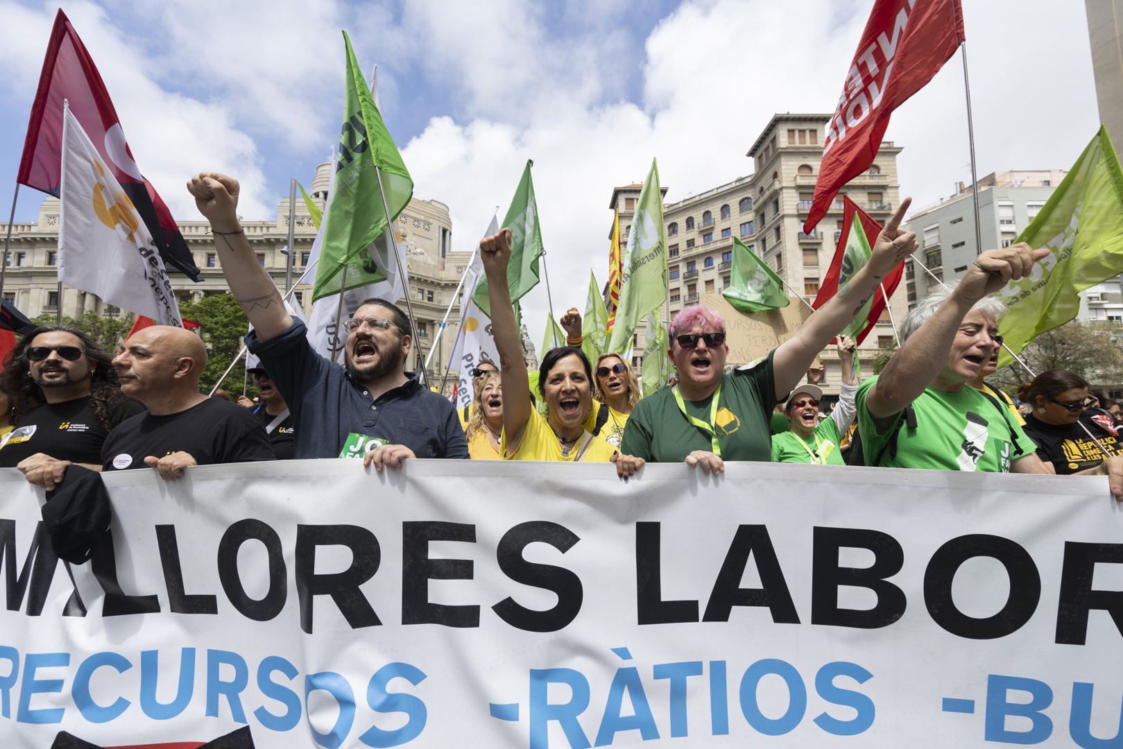 Miles de docentes protestan en Barcelona para exigir mejoras educativas ...