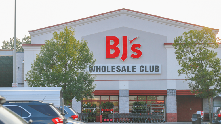 Costco rival’s new membership fees are now in effect, and shoppers are ...