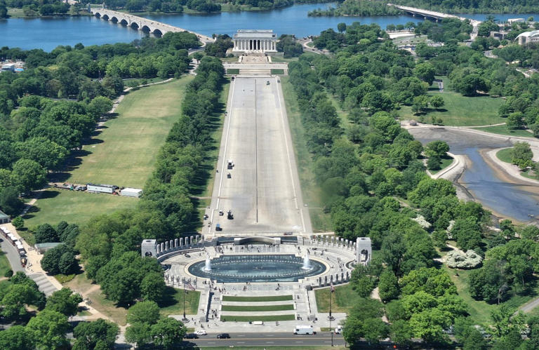 Historic preservations sue to stop renovation of Lincoln Memorial ...