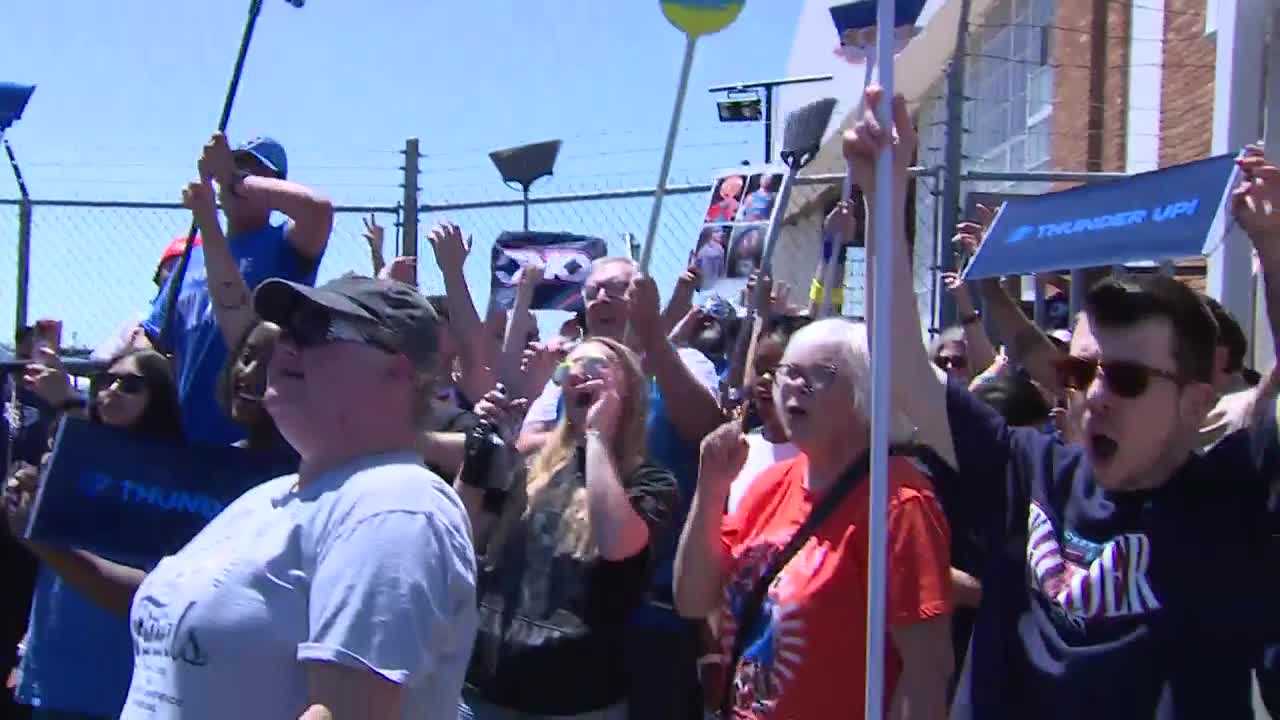 Fans pack Will Rogers International Airport to welcome Thunder home ...