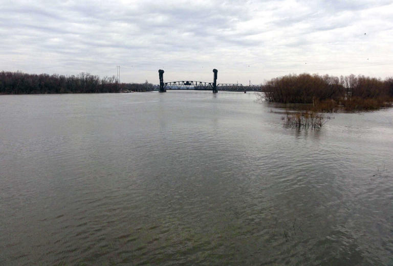 Coast Guard urges caution over high water along Illinois River