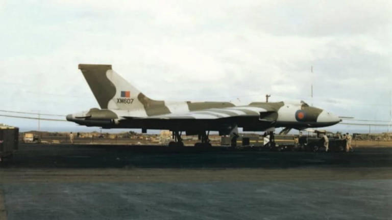 Operation Black Buck at RAF Waddington – 44 years on, Vulcan XM607 ...