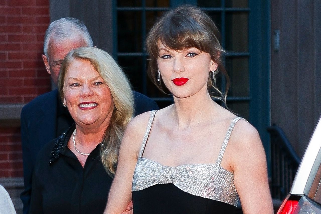 Taylor Swift dazzles as she steps out for family dinner in NYC ...