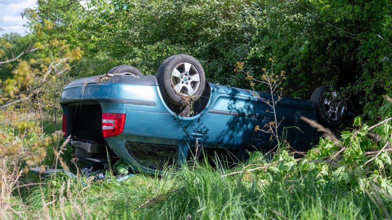 Unfall auf der B168: Auto landet zwischen Tiefensee und Prötzel im Graben