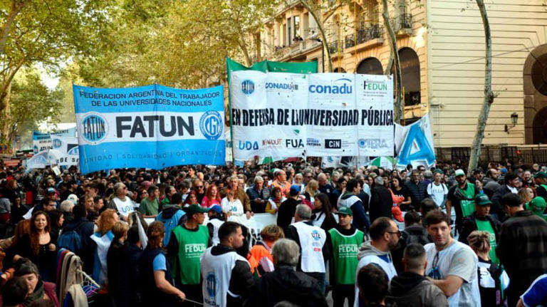 Galería de fotos: La marcha universitaria llega a Plaza de Mayo y se ...
