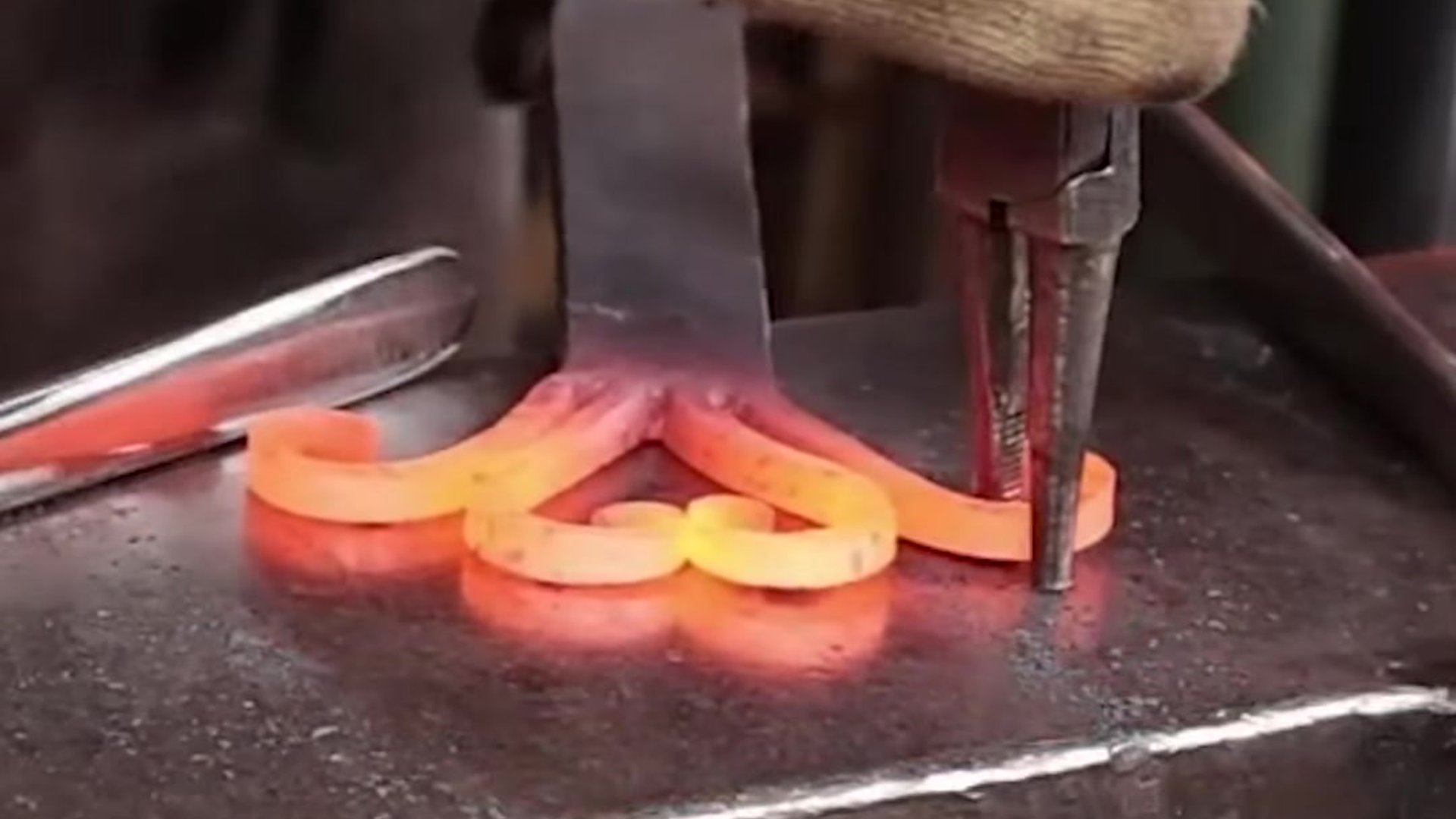Forging hinges for the shop