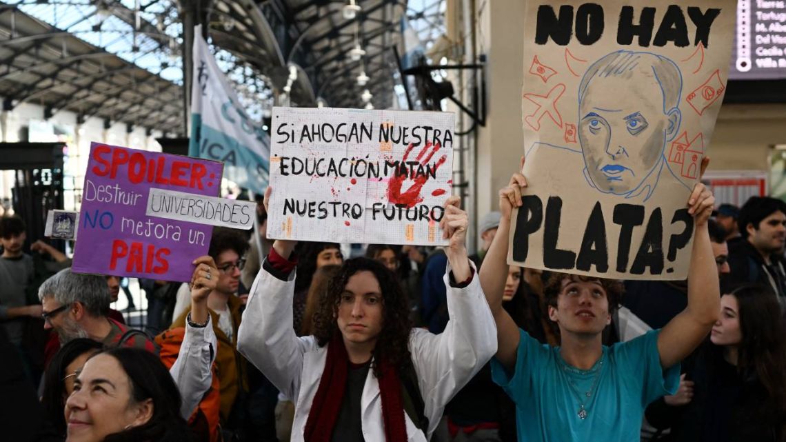Galería de fotos: La marcha universitaria llega a Plaza de Mayo y se ...