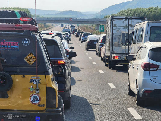 Xe từ các tỉnh về TPHCM trên cao tốc TP HCM- Long Thành - Dầu Giây sau Tết Nguyên Đán. Ảnh: Đình Văn