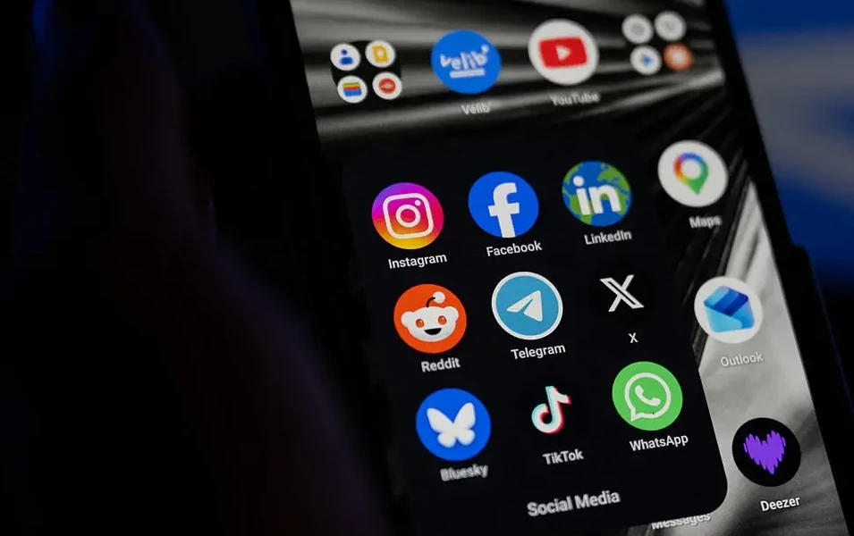 EU weighs minimum social media age to curb child risks