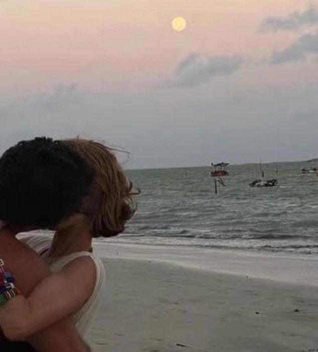 Mariana Ximenes e moreno misterioso (Foto: Reprodução/ Instagram)